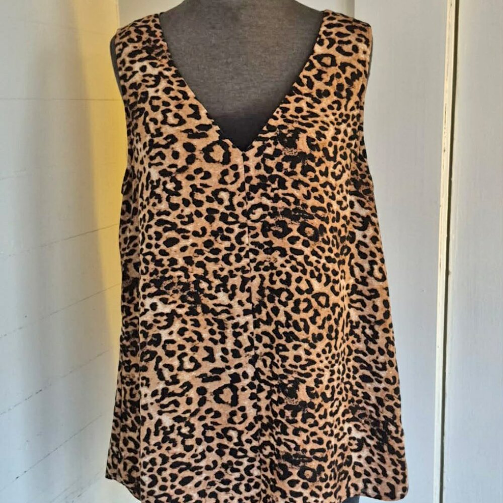 Daniel Rainn leopard print sleeveless V-neck top